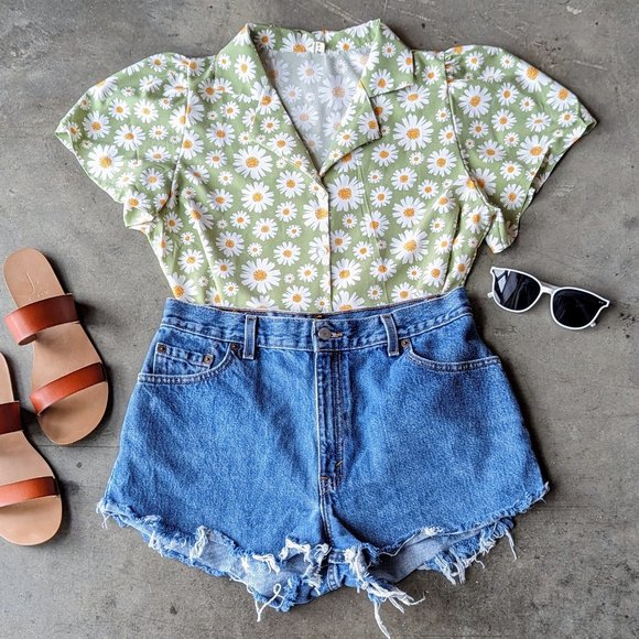 Boutique Tops - Boutique Green White Floral Daisy Puff Shoulder Short Sleeve Blouse